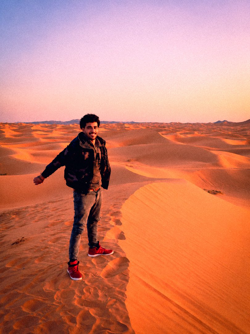 Hombre solitario en las dunas-3