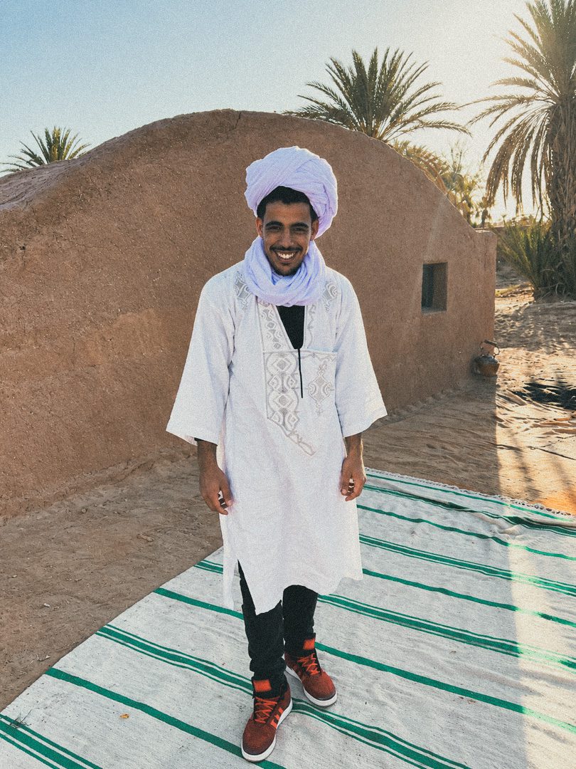 Retrato de hombre sonriente con turbante lavanda-1