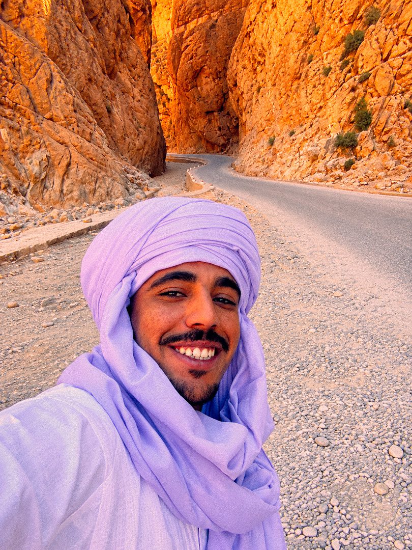 Selfie sonriente en cañón rocoso-2